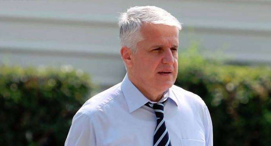 Mbeti jashtë parlamentit shqiptar, reagon për herë të parë Pandeli Majko