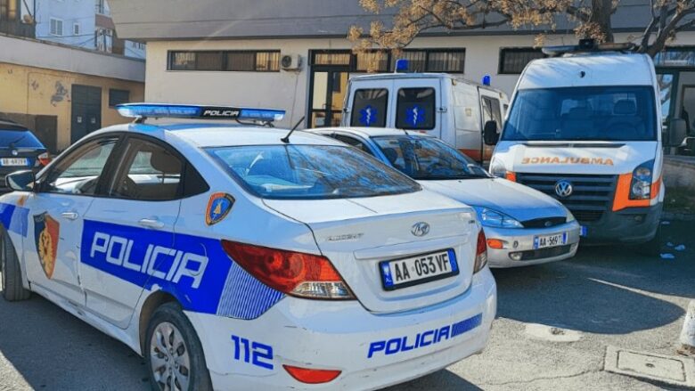 Babë e bir tentojnë ta vrasin me sëpatë një person në Fier