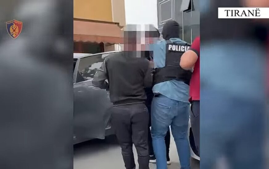 Zbulohen emrat e 10 të arrestuarve në Shqipëri që trafikonin armë nga Kosova