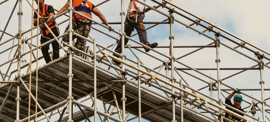 Punëtori goditet nga shtylla e betonit në Mitrovicë – pëson lëndime të rënda në këmbë