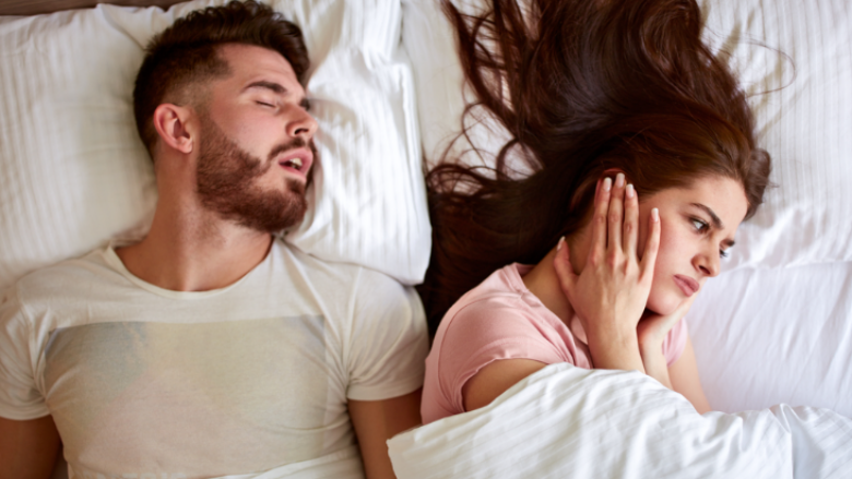 Një lugë mjaltë para gjumit mund të parandalojë gërhitjen