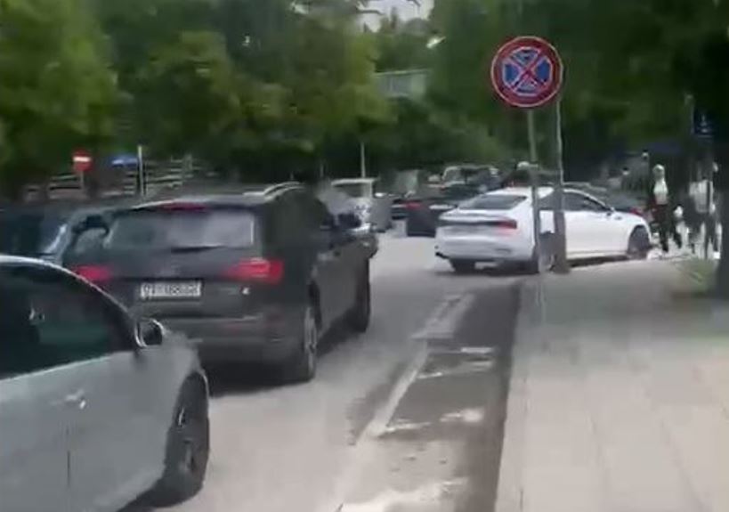 Tollovi e madhe në QKUK, nuk bëjnë punë as tri hyrje-daljet