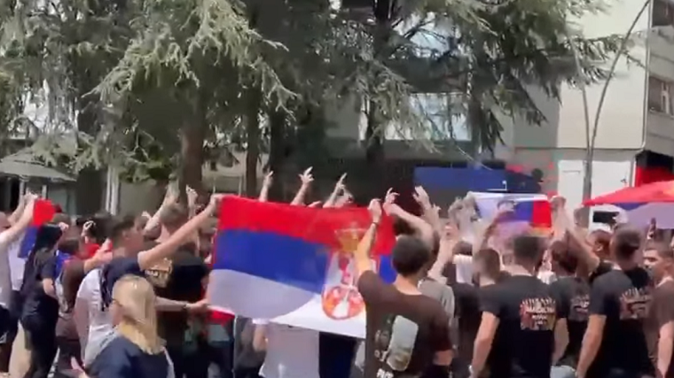 Sveçla: Maturantët në veri bënë thirrje shoviniste dhe ngritën tre gishtat