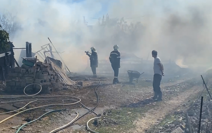 Një zjarr “përpin” një kasolle pranë disa banesave në Durrës, zbardhen detajet