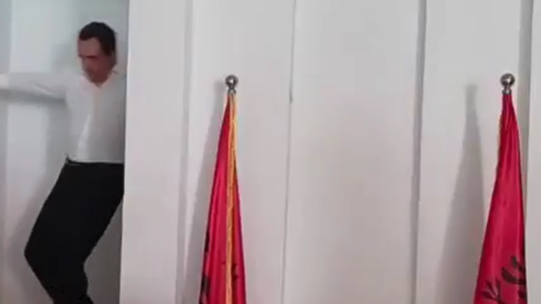 Kurti rrëshqet në shkallë gjatë një vizite në Gjilan