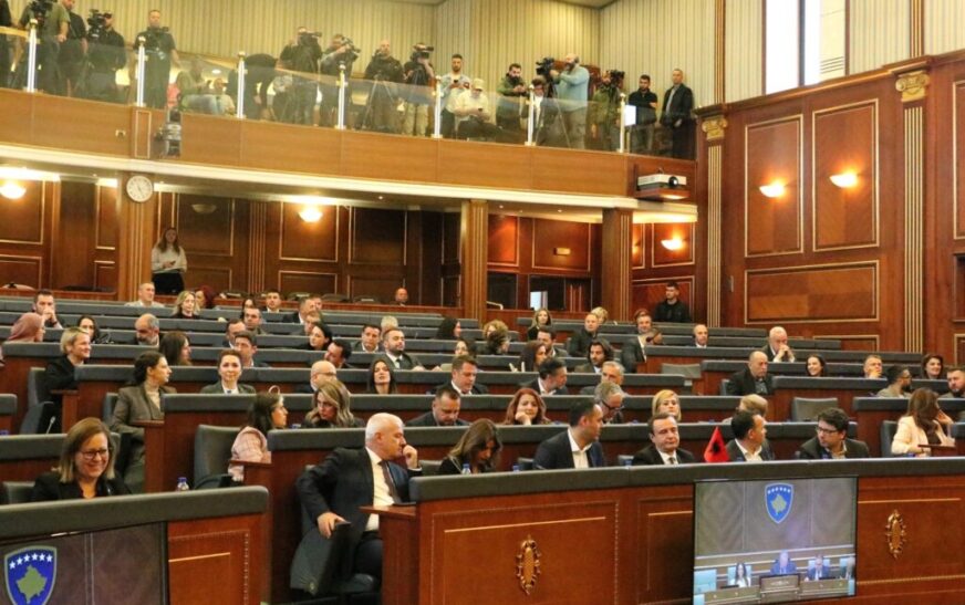 Bllokada në Kuvendin e Kosovës, betejë pa fitues qe dy muaj për Kryeparlamentari