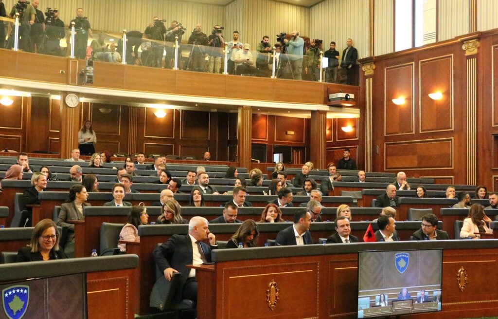 Bllokada në Kuvendin e Kosovës, betejë pa fitues qe dy muaj për Kryeparlamentari