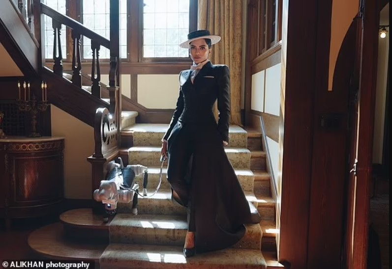 Qeni robot DOG shfaqet në Met Gala – i veshur me smoking dhe me një lidhëse me diamant 1,000 karatësh