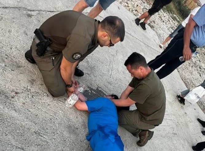 Policët e Njësisë Speciale ia shpëtojnë jetën një gruaje që e kishin gjetur të alivanosur përgjatë rrugës Mitrovicë-Vushtrri 
