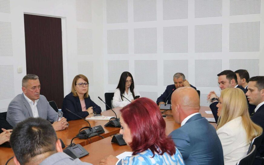 Dalin fotografitë nga konsultimet e sotme të Deharit me liderë të partive politike, Kurti e injoroi ngjarjen