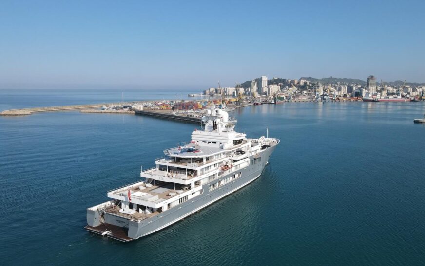 Jahti gjigand i miliarderit izraelit ankorohet në Portin e Durrësit