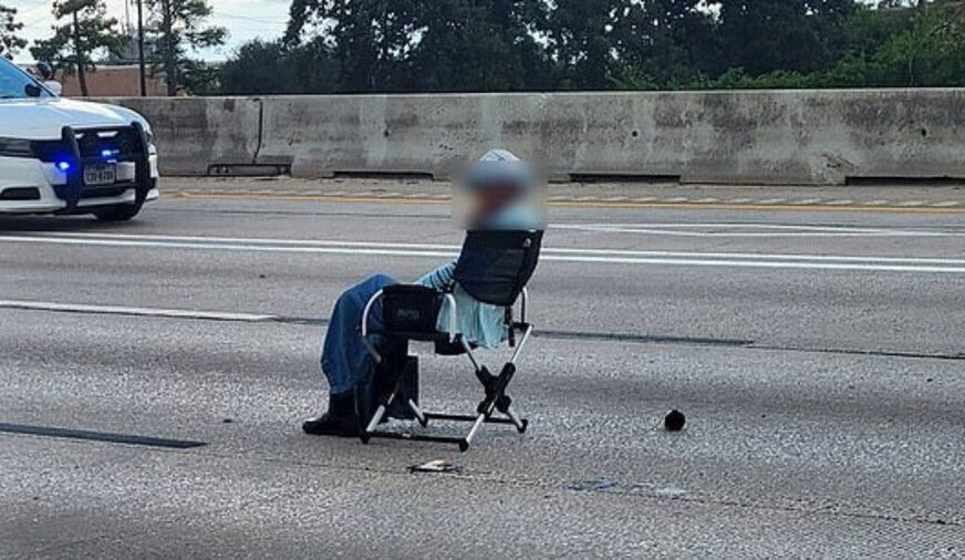 Me armë në dorë, gruaja u ul me karrige në qendër të autostradës