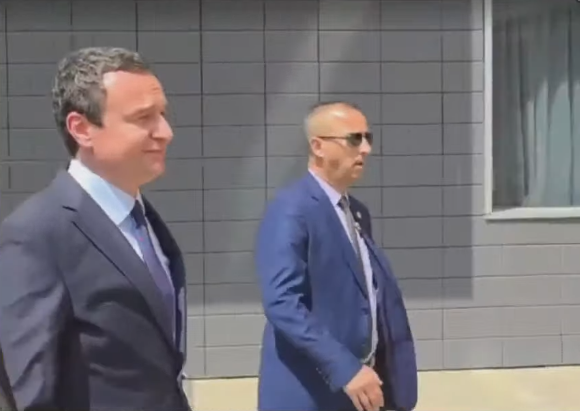 Kurti sërish injoron gazetarët para seancës konstituive