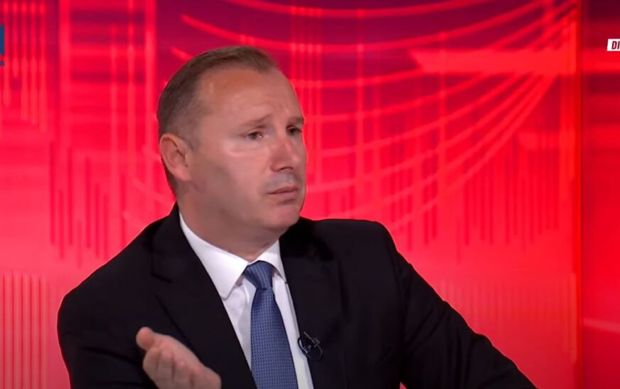 Zemaj godet VV-në: Paradite të shajnë e në mesditë fillojnë me të marrë me të mirë (VIDEO)