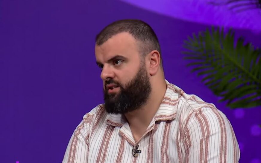 Me nënën e gruan në Mekë – Dardan Gashi ndan eksperiencën nga vendi i shenjtë (VIDEO)