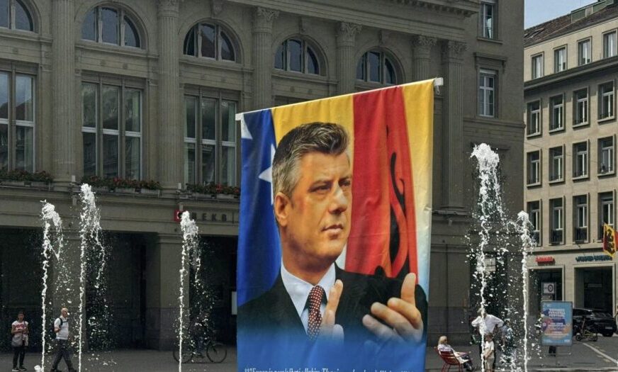 Veprimtari Sali Bislimi vendos posterin e Hashim Thaçit para Parlamentit të Zvicrës