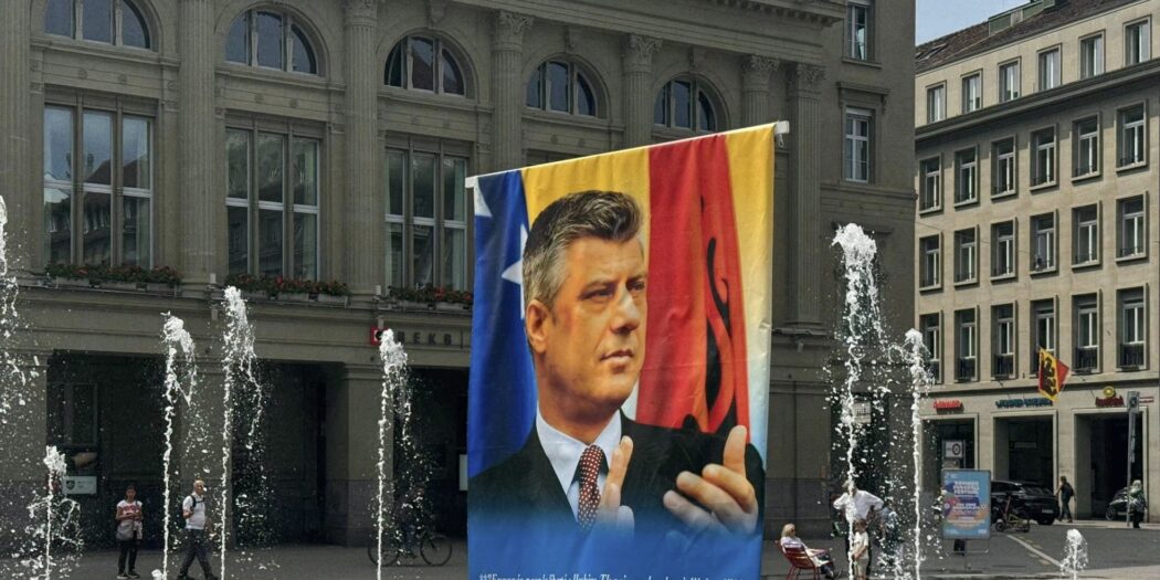 Veprimtari Sali Bislimi vendos posterin e Hashim Thaçit para Parlamentit të Zvicrës