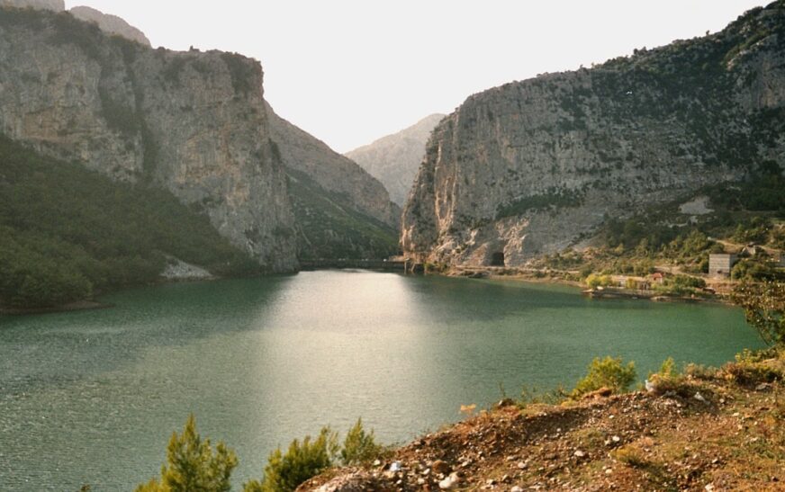 Tragjike në Shqipëri, mbytet në lum një 22-vjeçar