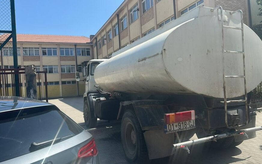 Në Fushë Kosovë, Drenas e Poklek të Ri nis furnizimi me ujë përmes autoboteve
