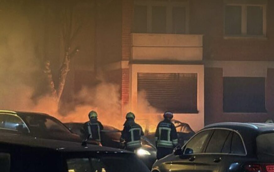 Zjarr në Kryeqytet: Nga një veturë në flakë, digjen edhe dy të tjera