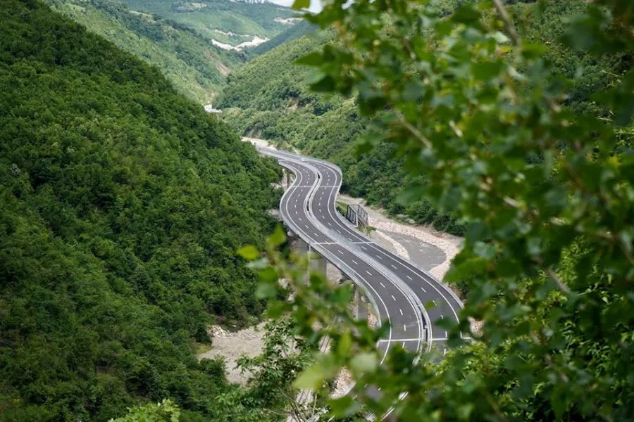 Sot mbyllen përkohësisht dy autostradat