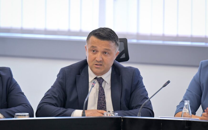 Deputeti Veton Berisha thotë se u sulmua nga anëtari i kryesisë së partisë së Elbert Krasniqit