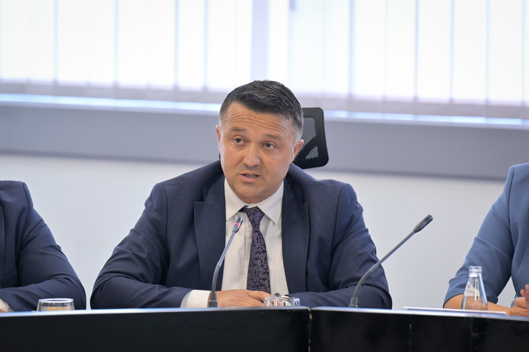 Deputeti Veton Berisha thotë se u sulmua nga anëtari i kryesisë së partisë së Elbert Krasniqit