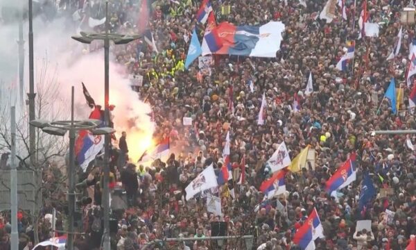Beograd: 77 persona të ndaluar në protestë, Vuçiq paralajmëron arrestime të reja