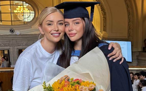 Në diplomimin e vajzës, Alketa Vejsiu shprehet se është nëna më krenare në botë