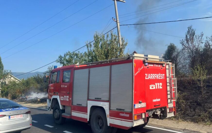 Zjarr i madh në fshatin Maxhunaj të Vushtrrisë, përfshihet një hapësirë e autopjesëve