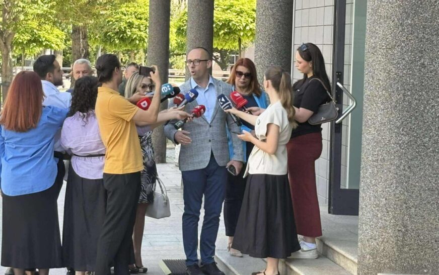 Simiq: Ata që kanë organizuar protesta të dhunshme janë në qeveri