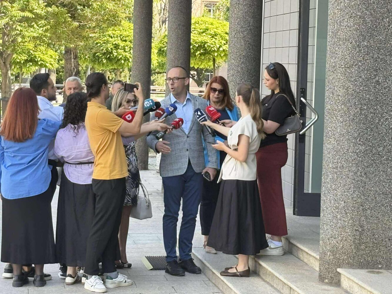 Simiq: Ata që kanë organizuar protesta të dhunshme janë në qeveri