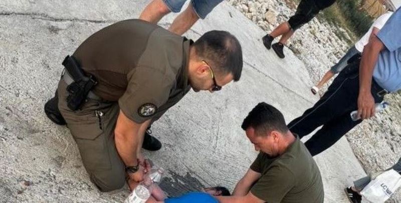 Dy policë shpëtojnë jetën e një gruaje të alivanosur në magjistralen Vushtrri-Mitrovicë