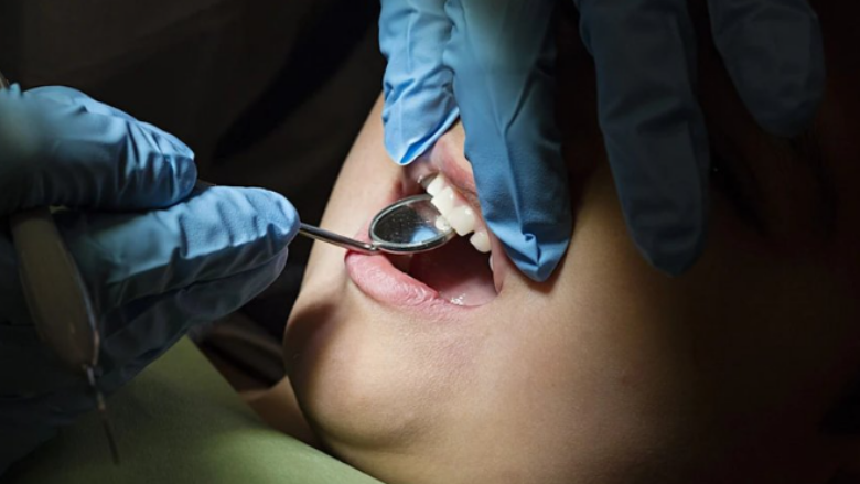 Prindërit në Suedi dënohen me burg për mungesë kujdesi dentar ndaj fëmijëve
