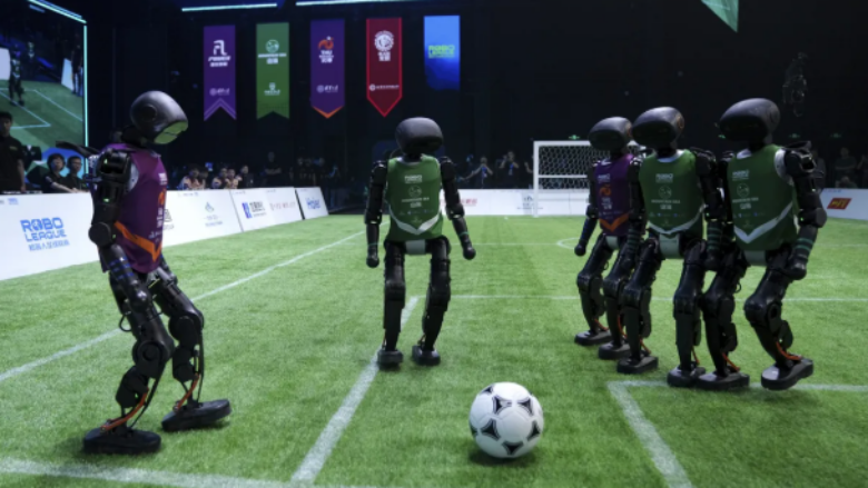 Luhet loja e parë e futbollit mes robotëve
