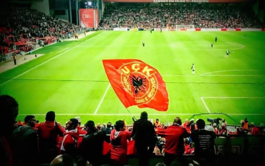 Tifozat “Kuq e Zi”: Ndalimi i simboleve kombëtare në stadium është shkelje e identitetit tonë
