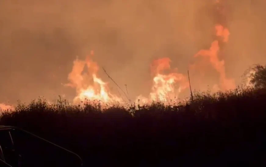 Zjarr në Ksamil, flakët afër banesave dhe hoteleve