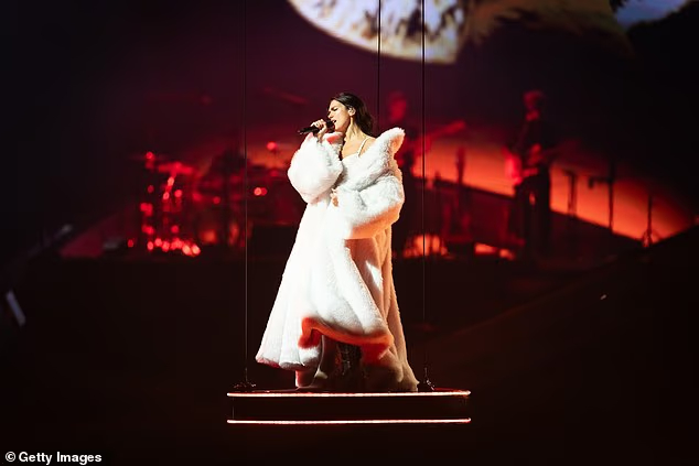 Dua Lipa magjeps në Amsterdam me performancë energjetike dhe konfirmon fejesën me Callum Turner