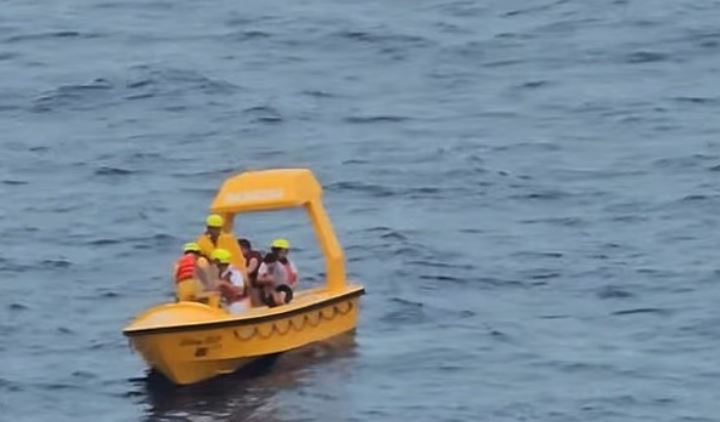 Babai hidhet “pa menduar dy herë” për të shpëtuar vajzën pasi ajo ra nga anija turistike në Oqeanin Atlantik