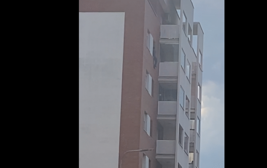 Tenton vetëvrasje nga kati i 8-të në ”Muharrem Fejza” – shpëtohet falë ndërhyrjes së Policisë dhe Zjarrfikësve (VIDEO)
