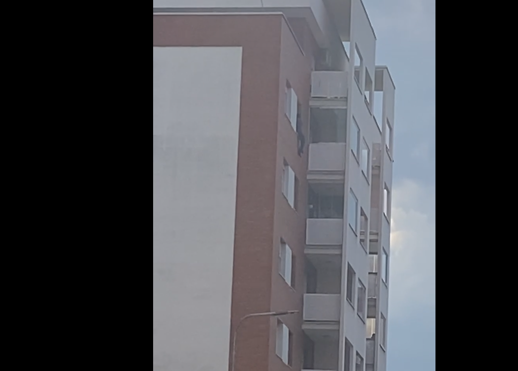 Tenton vetëvrasje nga kati i 8-të në ”Muharrem Fejza” – shpëtohet falë ndërhyrjes së Policisë dhe Zjarrfikësve (VIDEO)