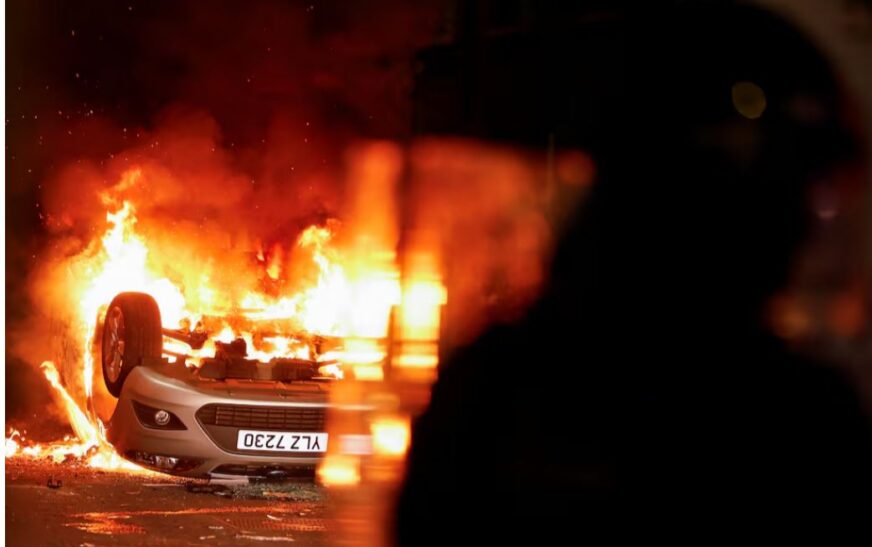 Protestuesit në Irlandë të Veriut sulmojnë policinë dhe djegin shtëpi
