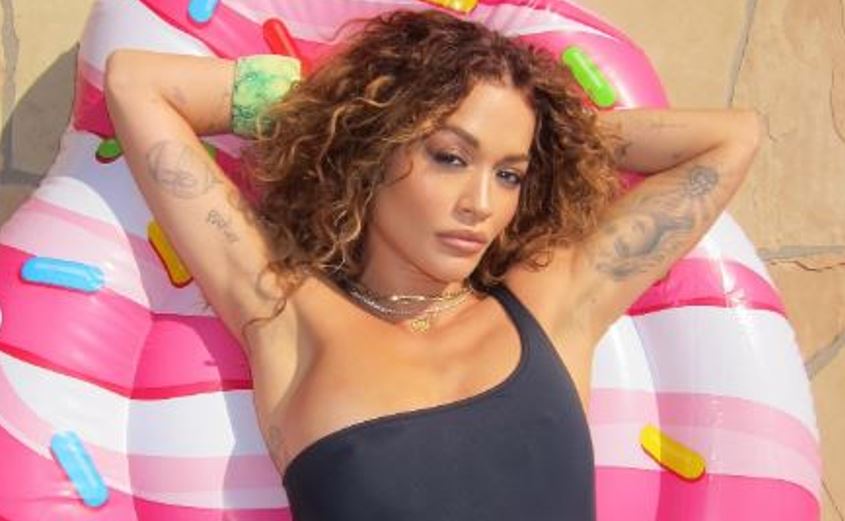 Rita Ora me bikini, po i ngrit temperaturat