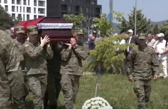 Varroset ish-kryeministri Bujar Bukoshi, nderohet me ceremoninë e fundit në Velani