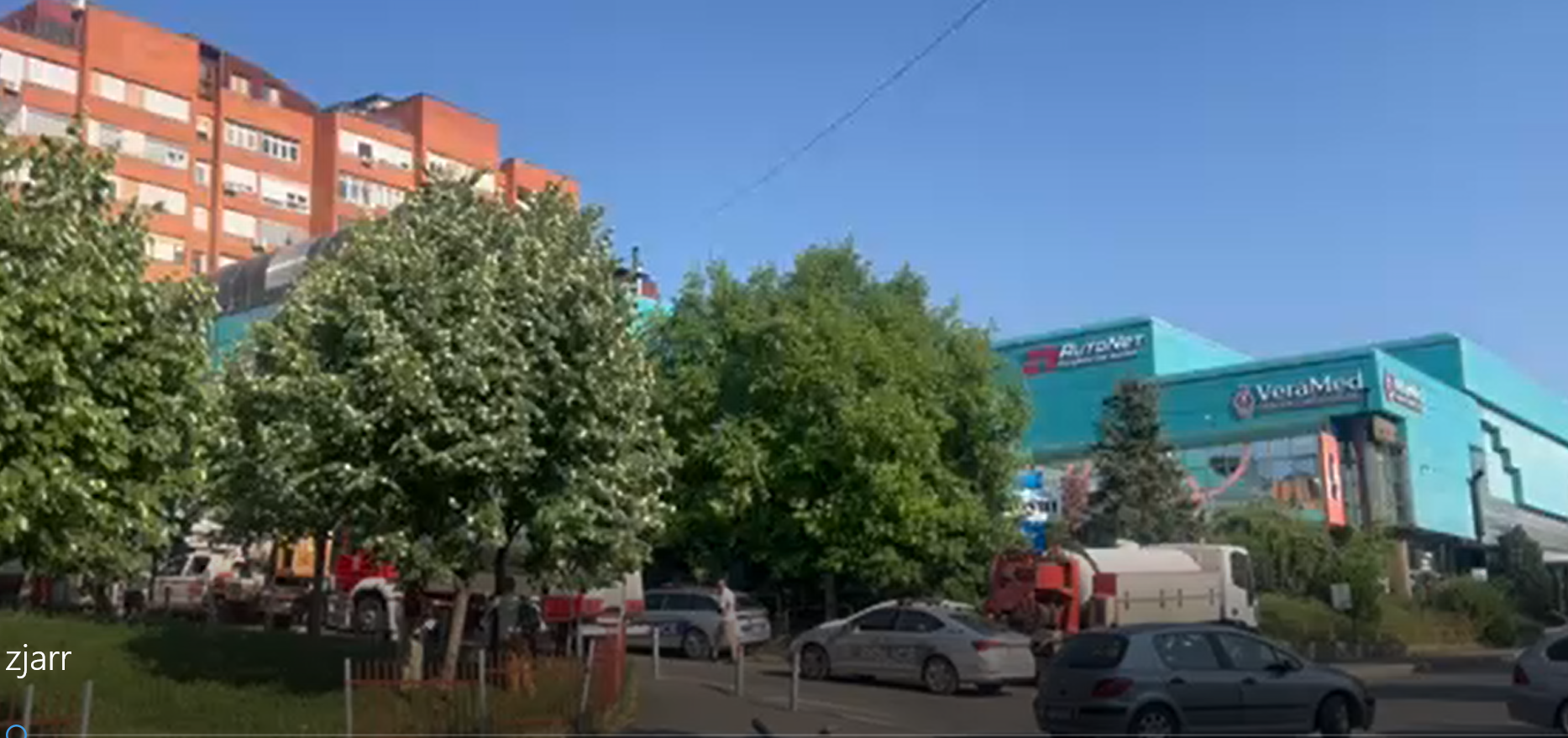 Zjarr afër qendrës tregtare në ”Breg të Diellit” (VIDEO)