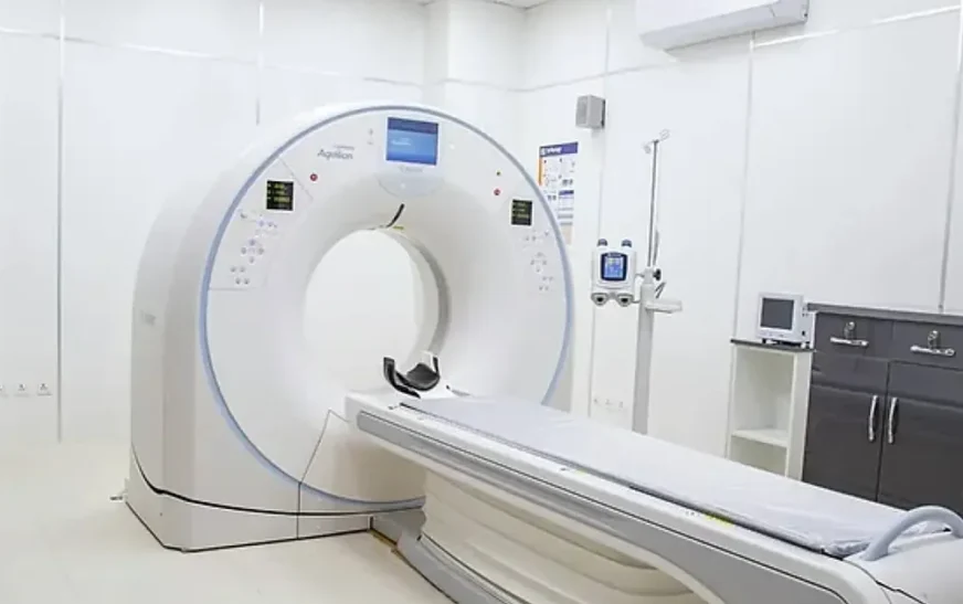 Tragjedi në SHBA – Burri vdes pasi aparati i rezonancës magnetike e thithi për shkak të zinxhirit në qafë