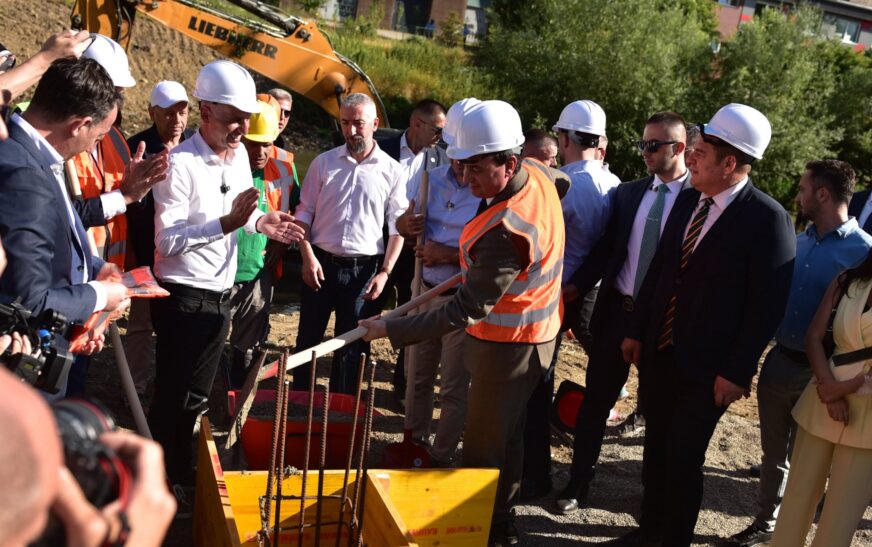 Kurti paralajmëron vjeshtën për përfundimin e dy urave në Iber, në kohë fushate të zgjedhjeve lokale