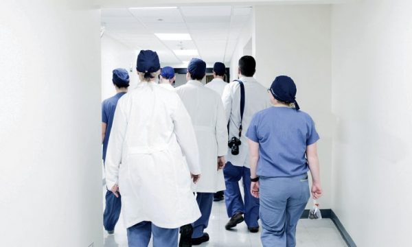 Vetëm 44 anesteziologë në gjithë QKUK-në, ndonëse nevojiten 105