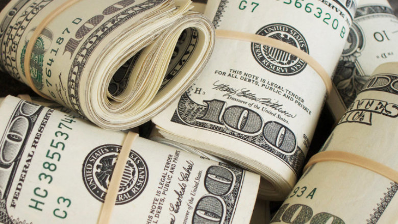 Ia dhuruan një biletë lotarie për ditëlindje, doli të ishte fitues i 100 mijë dollarëve