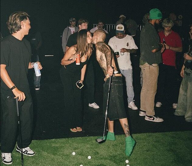 Justin Bieber publikon një fotografi të rrallë nga fëmijëria me Ozzy Osbourne në një përmbledhje imazhesh nga festa e albumit të ri